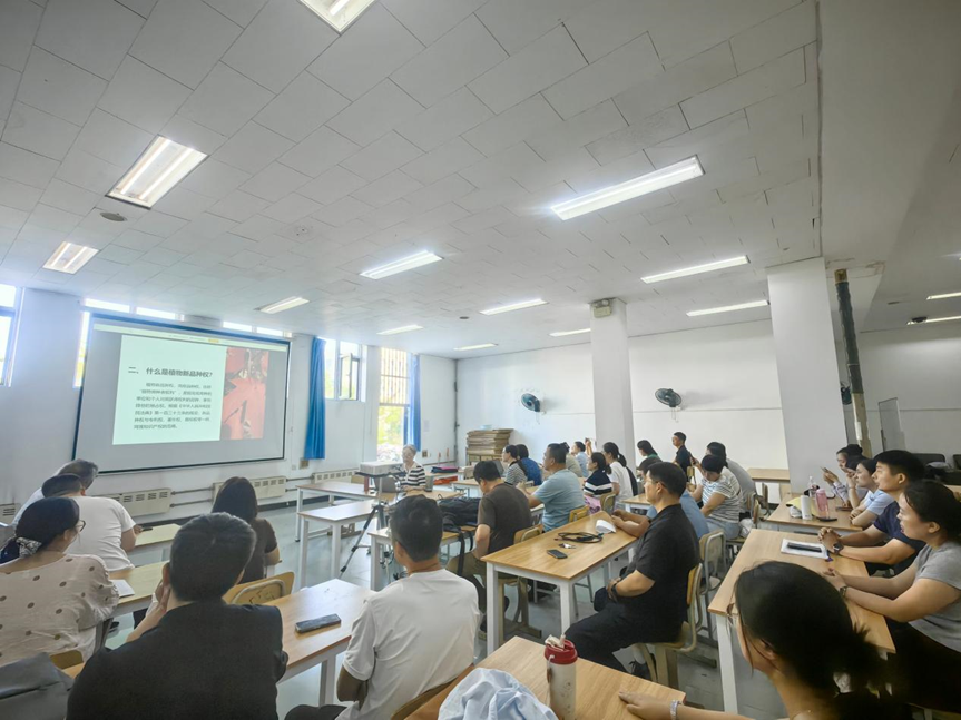 中国林业科学研究院林业研究所郭文英研究员应邀来我校作《如何获得植物新品种权》专题讲座